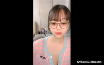 無敵大肥臀美少女！清純眼鏡妹桃子！回歸大尺度秀，翹起屁股抖臀，掰開小騷穴特寫