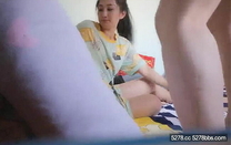 甜美風騷少婦和老公在自己房間內各種做愛自拍【貴在真實】小騷貨總是挑起老公的性慾，被操時爽得臉頰泛紅