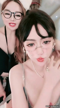 網紅尤物小騷貨！ 和閨蜜一起雙女激情！ 吊帶絲襪黑框眼鏡，掰穴輪流展示，粗震動棒抽插，美女極度淫騷