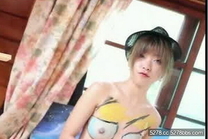 酸貓妹妹 在藝術與色情之間運用身體作畫的女孩