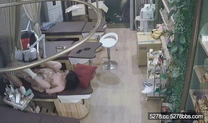 美容院攝像頭破解偷拍，風韻猶存碎花裙老闆娘閉店後與情夫按摩床上做愛