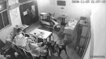 《破解網絡攝像頭》偷拍小飯店打洋年輕小老闆和服務員在裡面用凳子搭個簡易床上啪啪