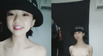 騷氣黑色圓帽白皙妹子騷舞開腿看逼