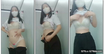 公司女白領上班時間陪狼友騷一下，逼裡塞著跳蛋自慰跑到廁所脫光給狼友看，聽狼友指揮揉騷奶子撅著屁股看逼