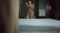 妹子洗完澡換上性感睡衣，大奶乳推舔屌按頭插嘴，口活不錯乳推最後射嘴裡