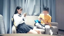 帥小夥約操清純甜美襯衣短裙兼職小姐姐 ，舌吻騎在身上調情 ，扶屌騎乘整根插入 ，打樁機後入 ，快速抽插啪啪大聲