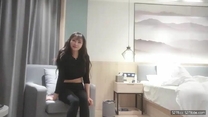 平頭哥約頂級外圍美女，緊身褲大長腿，坐在身上摟摟抱抱 ，換上連體吊帶網襪 ，深喉大屌側入爆插 ，操的啊啊嬌喘直叫