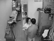 黑客破解攝像頭偷拍值班女醫生和上司休息室偷情扒下內褲趴在椅子嘿咻...