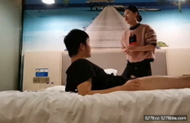 嬌嫩可人毛衣小姐姐軟軟肉體趴在身上親吻摩擦這滋味好美味，奶子還挺大享受揉捏啪啪大力進出抽送
