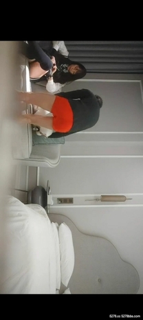 大胸禦姐今夜來相伴，風騷嫵媚，要舔穴害羞的連忙遮擋，打樁機暴力抽插浪叫連連高潮陣陣