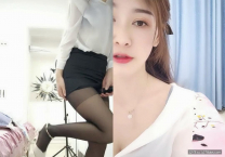 長腿性感少婦【草莓洛兒】 ‘我長得不醜，哈哈哈，那不是飲料，是尿’，大黑牛紫薇呻吟叫床，手沾淫水聞，和網友聊騷話!