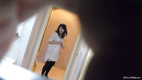 商場女廁TP偷拍白裙黑絲襪耐看型波浪捲髮大美女