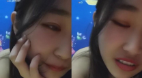 非常可愛的妹子情趣女僕裝扮，露臉黑絲開檔道具小黃瓜自慰騷逼呻吟，跳彈摩擦聽呻吟就射了，精彩不要錯過