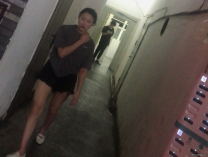 這顏值叫一聲班花應該可以吧，明星氣質美女，白白嫩嫩的陰洞被我偷拍的一覽無餘，嘩嘩的水流尿聲 回床頭再看一遍 睡眠香