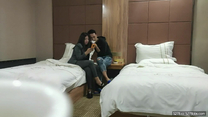 《小老頭良家少婦探花》兩個社會小哥酒店約炮工廠少婦3P