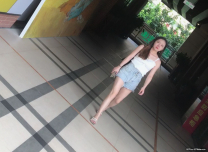 這雙腿絕了，又細又白的女孩 上廁所被我跟隨偷拍下尿尿 貌似被發現了，女孩出來左看右看的小不爽心情 臉都拉黑了