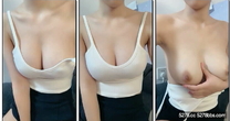 【36D頂級美乳小姐姐】這奶子堪稱完美 ，白色小背心 ，兩個奶子要奔出來 ，撩下衣服簡直極品 ，浴室洗澡濕身誘惑