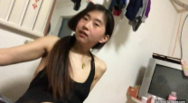 漂亮小美女好久被肏了,老公出差剛回來就迫不及待穿上開檔黑絲求操吃雞雞,坐在大屌上拼命搖擺到高潮,邊幹邊拍