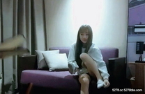 青春甜美小美女約到酒店感覺妹子挺歡樂瞇眼一直笑，嫩嫩白皙肉體太極品了堅挺奶子大長腿響亮開幹猛力啪啪