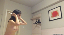 精品自拍偷拍彎屌猛男各種姿勢爆插高顏值性感美女,美女受不了大叫,又把內褲塞她嘴裡對著鏡子後插  高清版