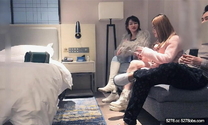 極品大長腿高挑美女約到賓館，別看妹子瘦瘦的，奶子飽滿屁股挺翹，把雞巴舔吸搞硬整根吞沒深入起伏淫叫