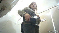 大膽坑神潛入國內某商業廣場女士衛生間雙視角偸拍多位美眉方便高顏值美女很小心對著鏡頭看了兩眼原版2K畫質