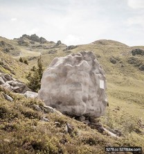 這塊巨石不單純　裡頭竟是舒適木製「小屋」