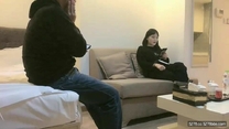 【大叔酒店約操氣質美妞】先聊聊天培養感情，手指磨蹭多毛騷穴 ，騎上來喜歡舌吻，張開雙腿大屌爆插，美女不怎麼喜歡叫