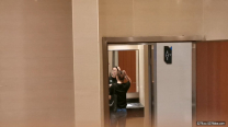 美女廁所TP系列 黑衣眼睛妹喜歡抓抓屁屁抓抓頭 鮑魚鮮嫩飽滿 4K高清