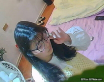 流出酒店偷拍 稀有綠葉房斯文眼鏡學妹穿上絲襪被男友抓住雙手後入打樁起飛