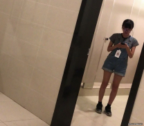 廁所偷拍戴眼鏡文靜的女孩我最愛的女孩，淑女的一雙巧手，上廁所拿著紙巾輕輕擦拭著姨媽留下的血
