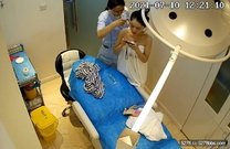 黑客破解美容醫院手術室攝像頭偷拍網紅小美女一邊刷視頻一邊露胸微整形美容打針瘦小臉