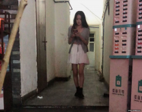 可愛小妹妹 穿著白色短裙，吃完飯過來上廁所偷拍小逼還挺肥厚的 乾淨，尿液也清澈