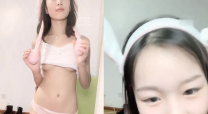 長相清純嫩妹子十七雨季道具自慰 全裸椅子跳蛋震動逼逼微毛非常粉嫩誘人誘惑