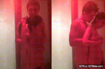 南寧大學生情侶校外開房露臉造愛自拍，體育男屌大帥氣，漂亮女友毛多嬌小，抱起來肏她