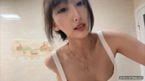 顏值很哇塞的女神下海激情大秀陪狼友騷，全程露臉浴室洗澡誘惑，揉奶摸逼自慰特寫呻吟，跟狼友互動精彩刺激