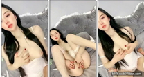 頂級女神全程露臉絲襪情趣裝誘惑，鏡頭前各種誘惑狼友，騷逼特寫水多粉嫩，道具抽插騷穴浪叫呻吟表情好騷啊