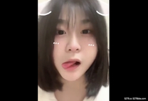 可愛的妹子尿尿自拍