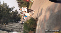 胖哥泡了個漂亮女友準備坐車回家見父母,車站女廁裡讓我先幫你檢查是不是處