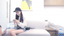 千人斬探花鴨舌帽牛仔短褲性感妹子，近距離掰穴特寫騎乘抱起來猛操
