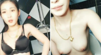 皮膚白皙身材苗條大金鍊女主播第二部 衛生間坐馬桶上刮毛秀留上面一撮毛 很是誘惑不要錯過