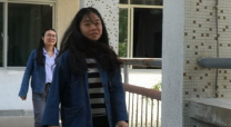 露臉廁所偷拍兩位女同學相互作伴來廁所,結果被一箭雙雕雙雙拍了B  超清