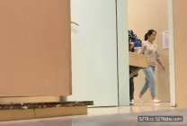 八月最新流出大神潛入商場女廁突然闖入偷拍系列7紅指甲少婦按著豆豆尿尿