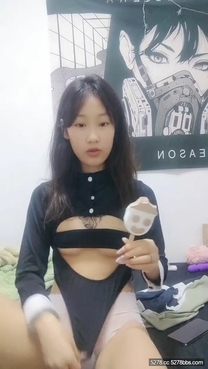 胸前刺青顏值美少女，洗完澡被砲友操逼，按著腦袋深喉插嘴，多毛小騷逼，自己坐上來動，射的太快